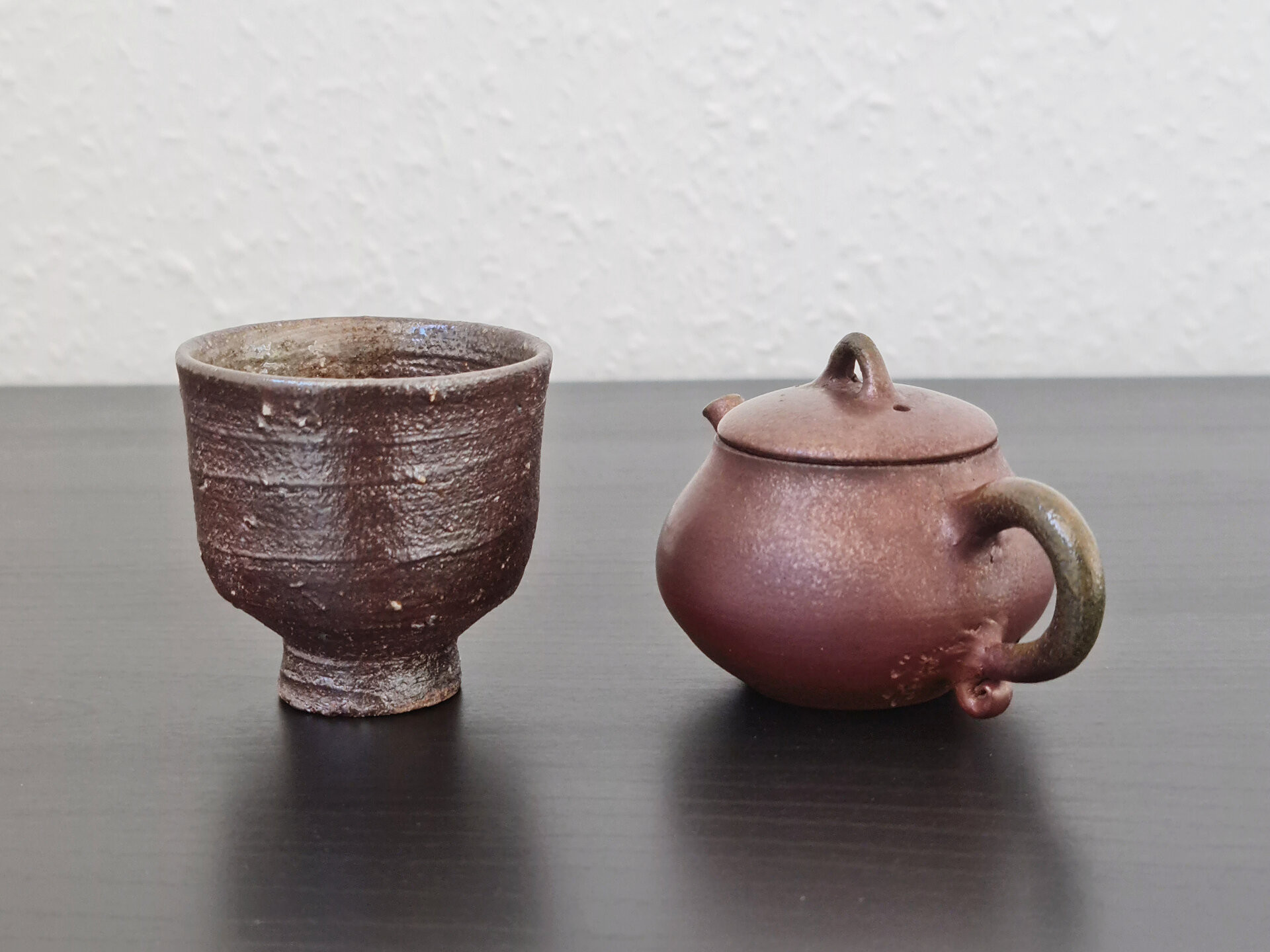 Kleines Holzbrand Tokoname-Kännchen (Konishi Yohei)