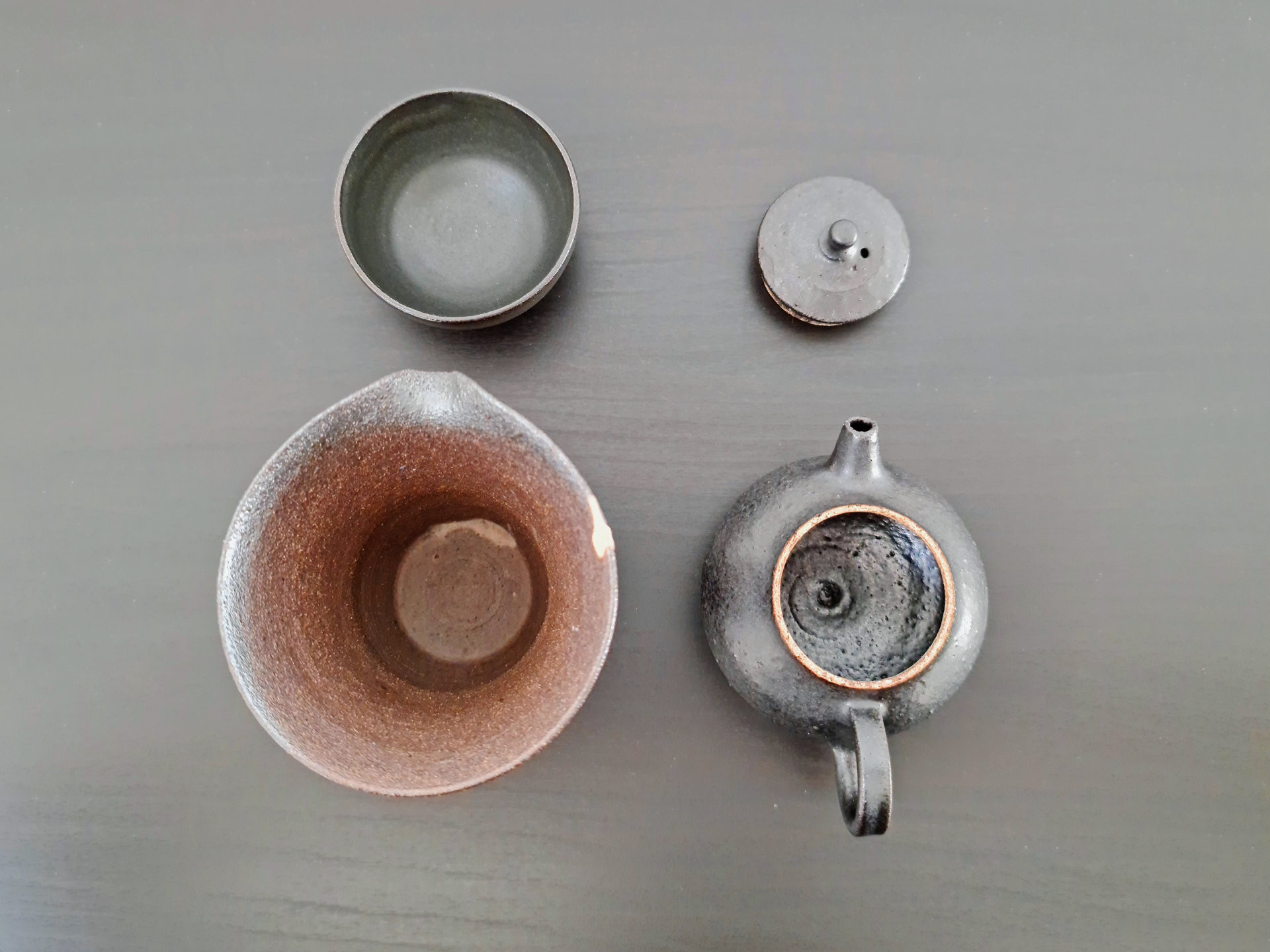 Schwarzes schlichtes Teeset (Hong Seong-il und Michiko Shida)