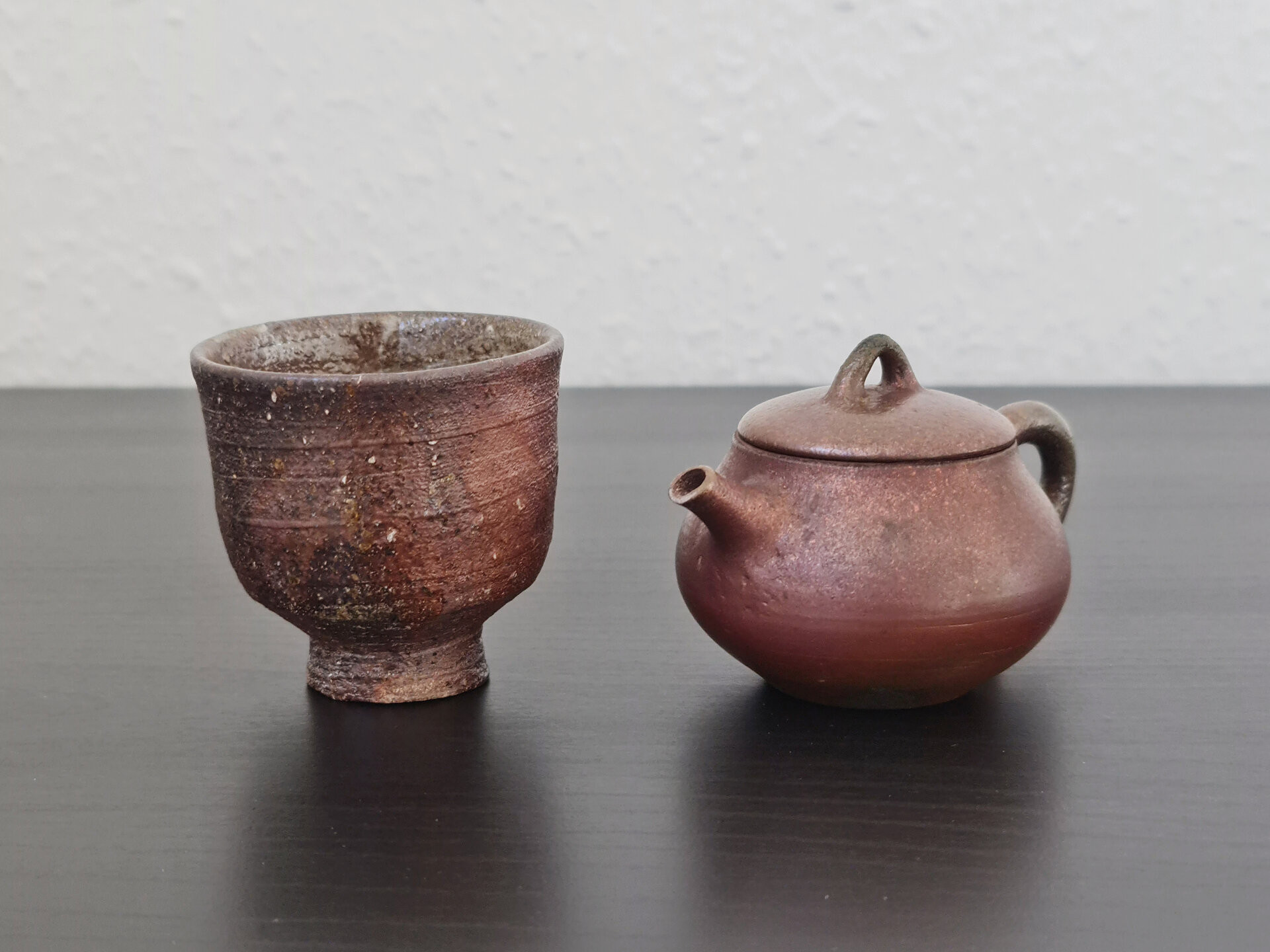 Kleines Holzbrand Tokoname-Kännchen (Konishi Yohei)