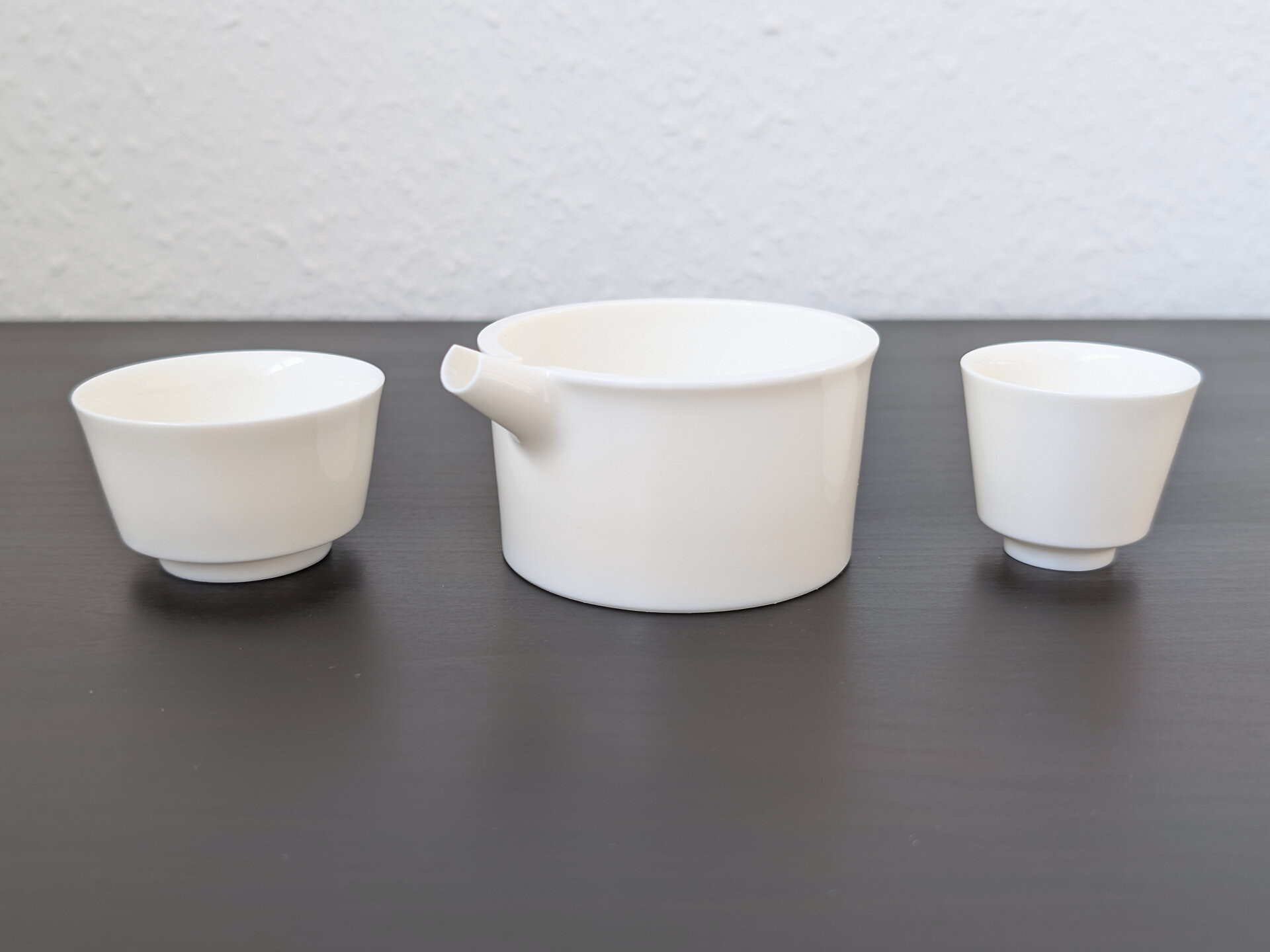 Moderne Dehua Pitcher und Schälchen (Buchangqi Studio)